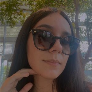 Meet your Posher, Devany